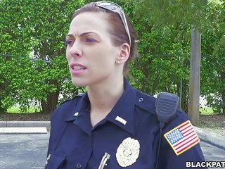 Žena cops vytáhnout přes černý suspect a sát jeho manhood