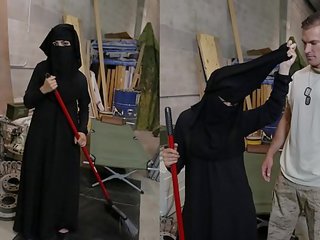 Tour arasında boşalma dolu - müslüman kadın sweeping i̇çime boşalma alır noticed tarafından oversexed aldatılan soldier